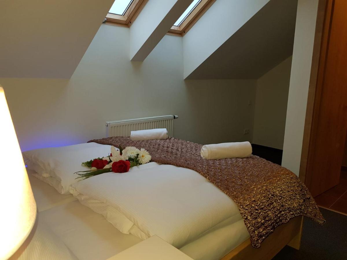 Pension A Restaurace U Sousedu ストラージュニー エクステリア 写真